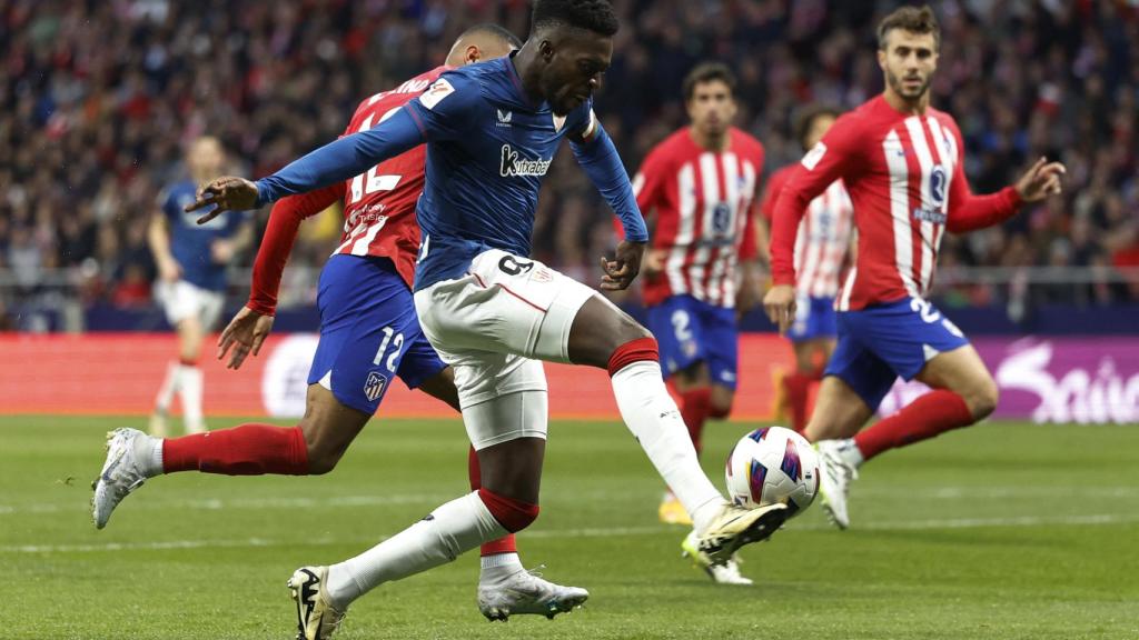 Iñaki Williams pone un centro en el partido ante el Atlético.