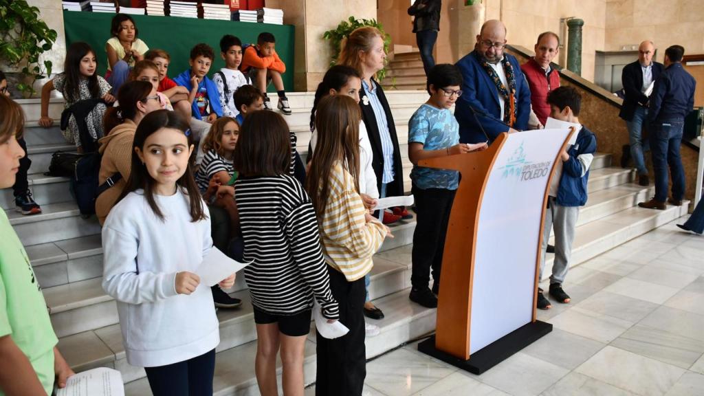 Lectura de escolares en la Diputación de Toledo por el Día del Libro.