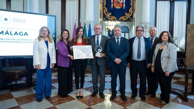 Delegados del Ayuntamiento de Málaga reciben la distinción entregada por representantes del ODHE