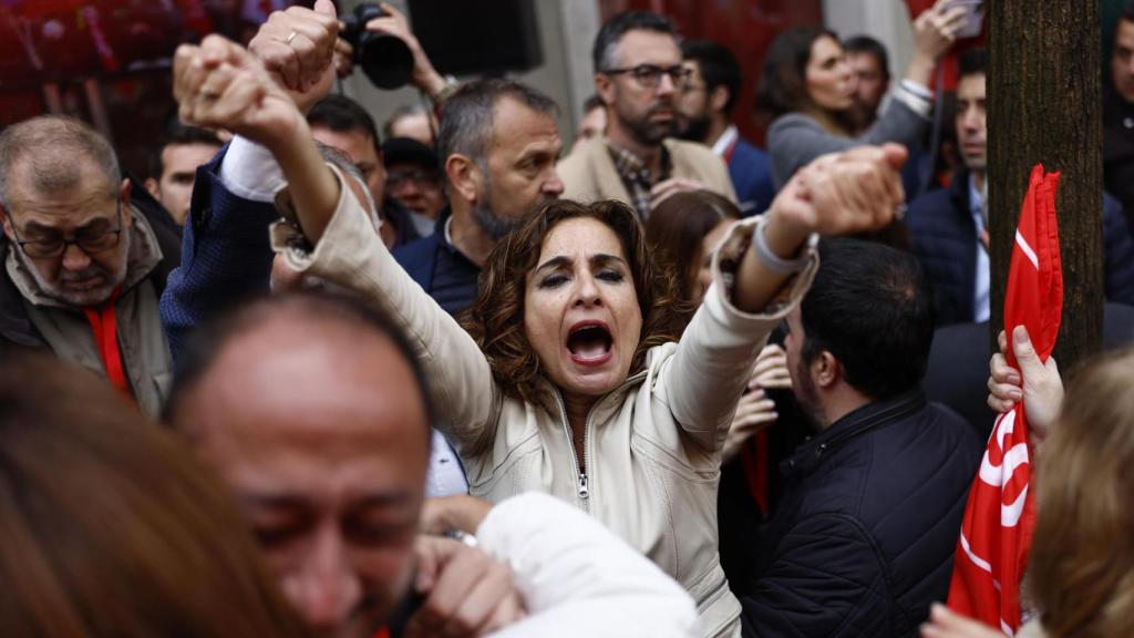 La vicepresidenta primera del Gobierno de España, María Jesús Montero, saluda a un grupo de simpatizantes del PSOE.