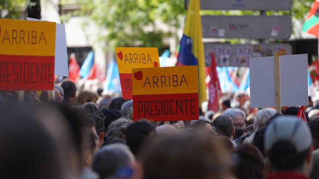 Carteles con el lema Arriba Pedro Sánchez en la concentración socialista en Ferraz.