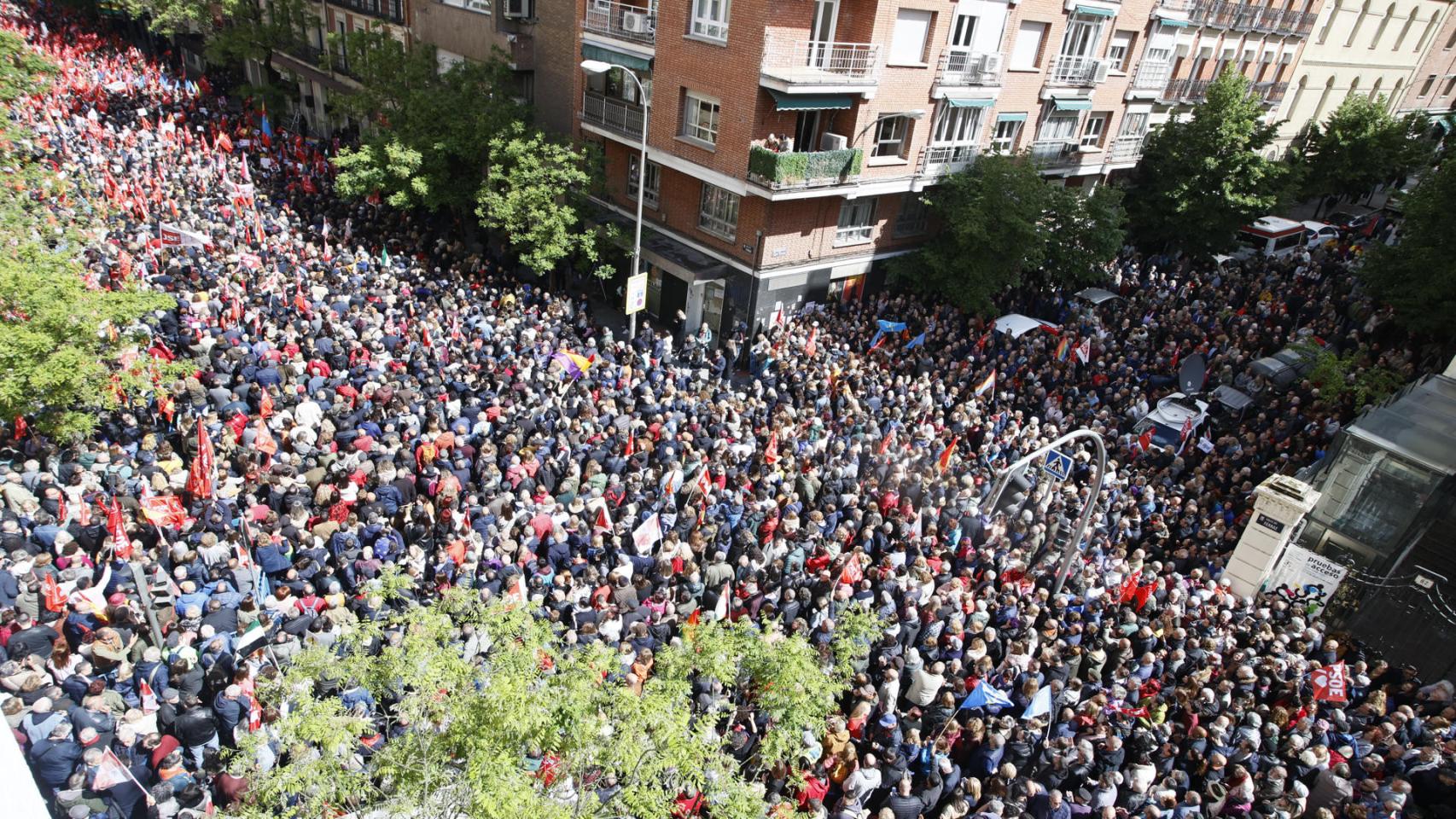 Miles de personas abarrotan Ferraz en apoyo a Sánchez al grito de  no estás solo y no pasarán
