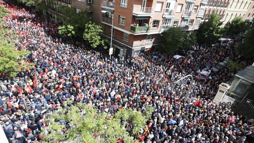 Miles de personas abarrotan Ferraz en apoyo a Sánchez al grito de  no estás solo y no pasarán