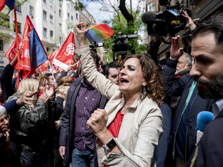 La vicepresidenta María Jesús Montero saluda a los militantes congregados, este sábado, ante la sede de Ferraz.