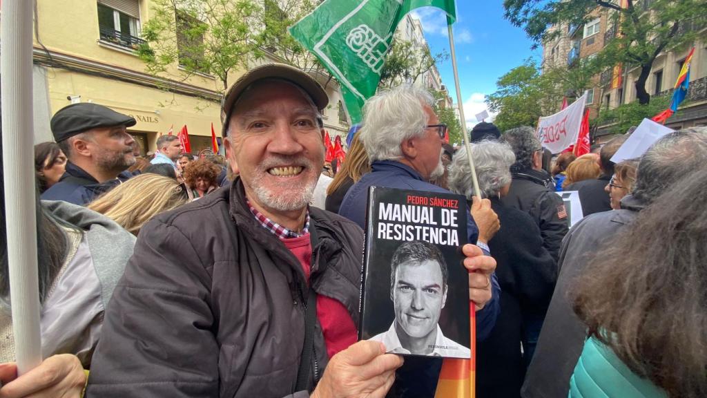 Juan, este sábado, durante la concentración en Ferraz, sosteniendo el libro de memorias de Sánchez.