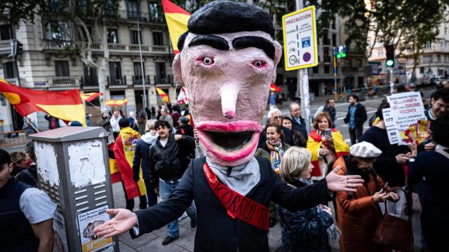 'Politicorrupto', el cabezón que protestó contra Sánchez ante Ferraz.