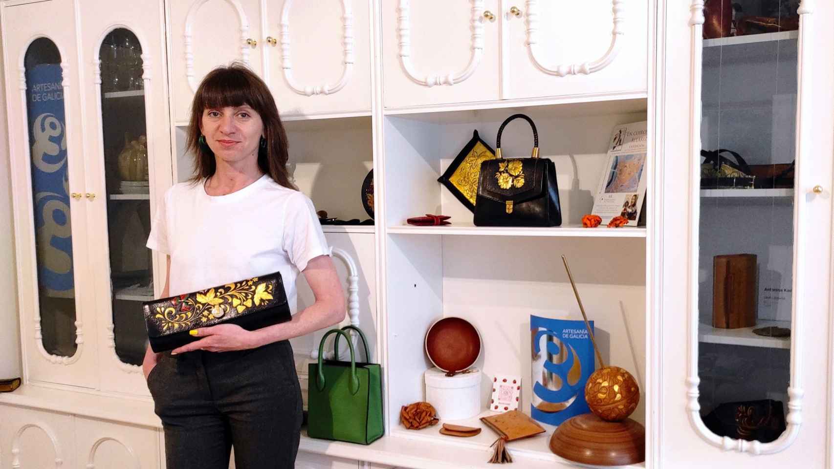 Antonina Kadyrova con varias de sus creaciones.