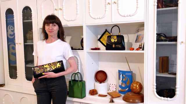 Antonina Kadyrova con varias de sus creaciones.