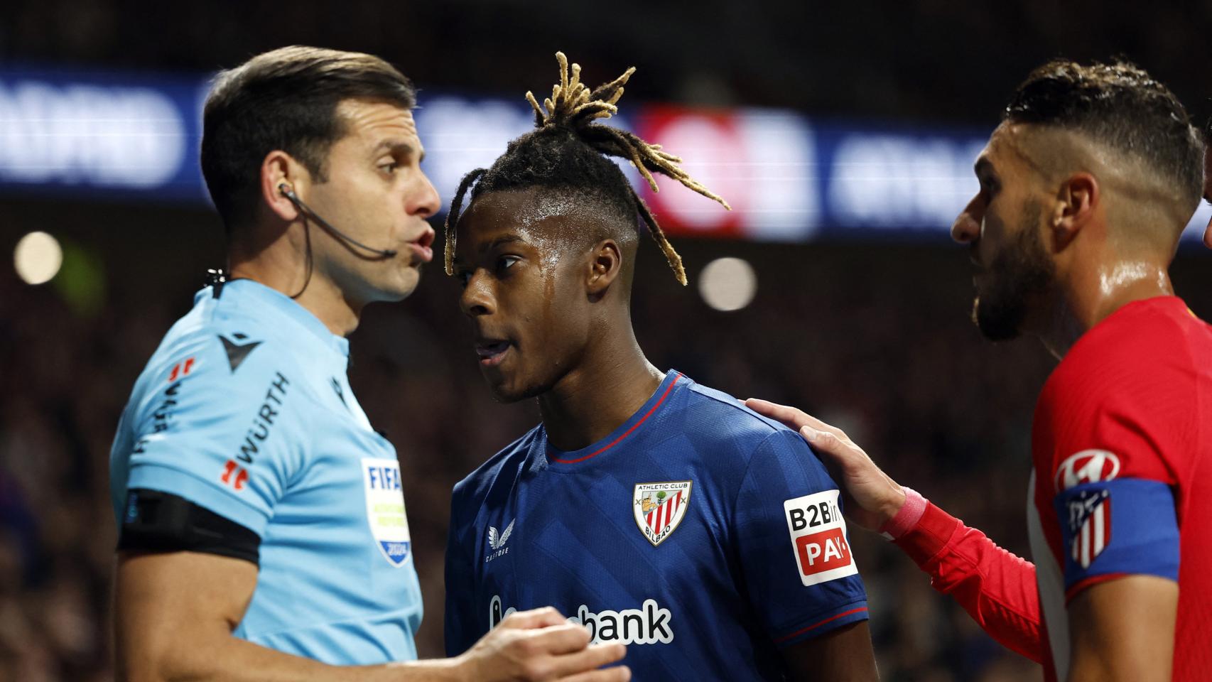 Nico Williams habla con el árbitro tras los insultos recibidos.