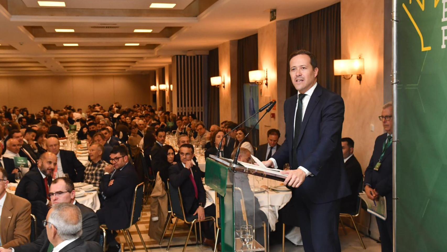 Carlos Velázquez, alcalde de Toledo, durante la cena posterior a la asamblea de Eurocaja Rural.