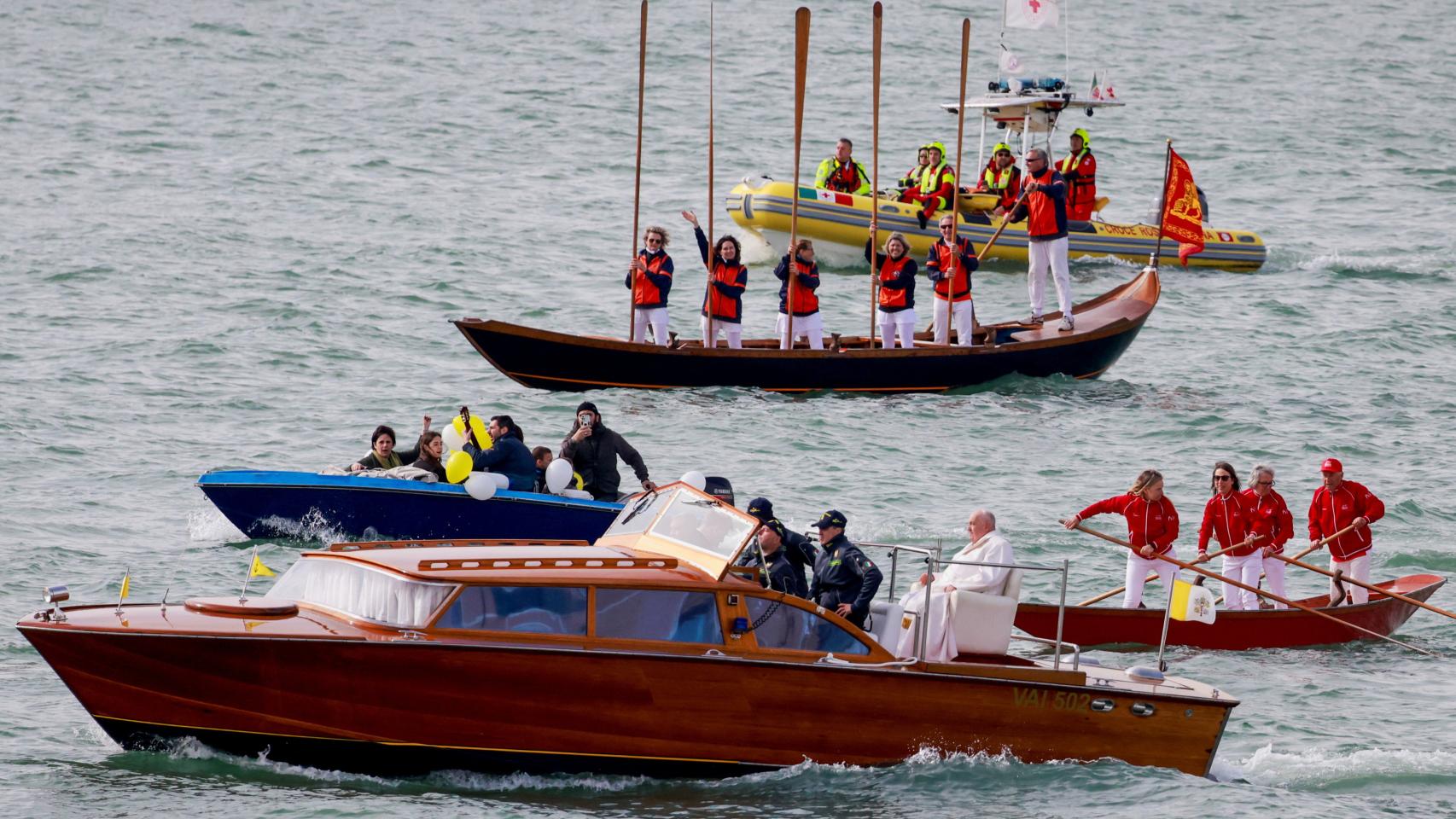 El Papa Francisco surca el gran canal de Venecia en una lancha.