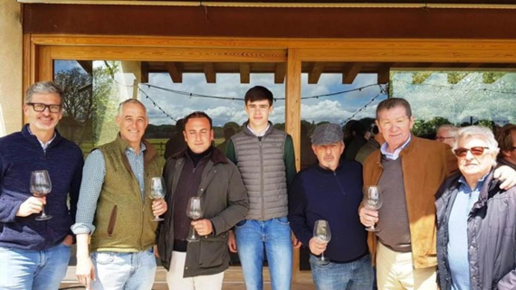 Los amigos catalanes posaron junto al ganadero