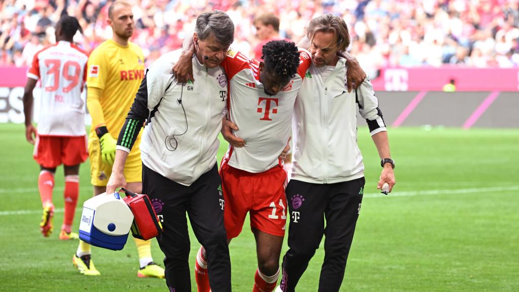 Kingsley Coman se retira del campo lesionado.
