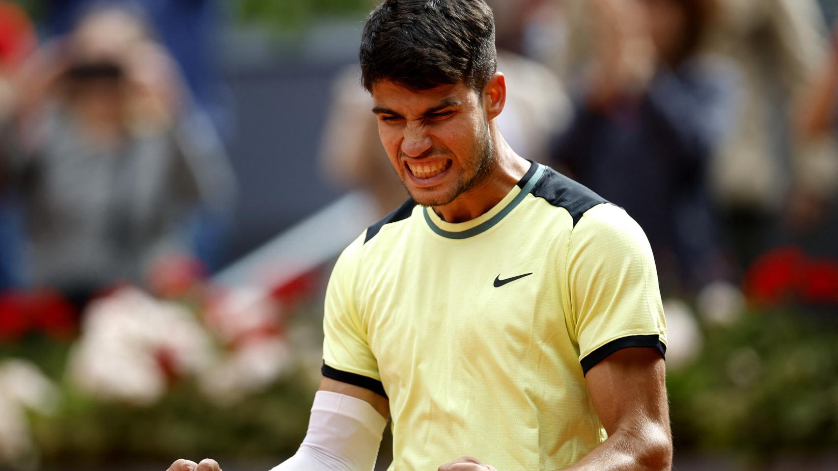 Alcaraz celebra su victoria en el Mutua Madrid Open.