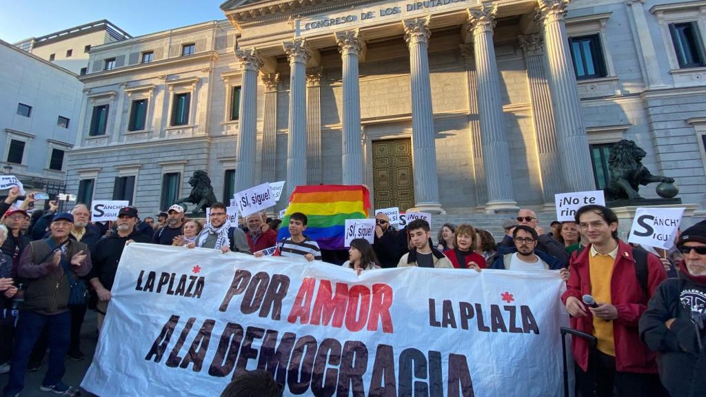 Los manifestantes a las puertas del Congreso.