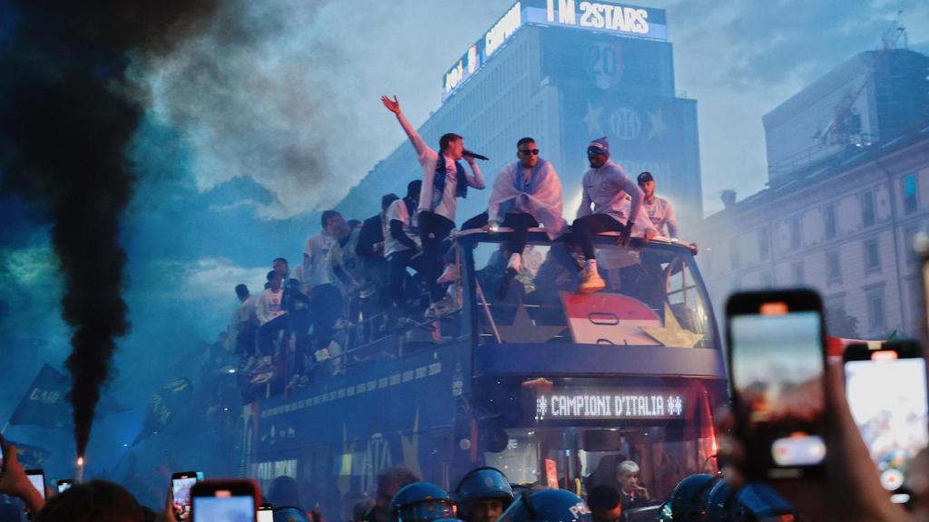 El autobús del Inter, durante la celebración.