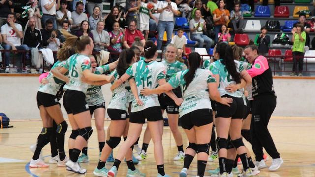 Las jugadoras del Atticgo Elche celebrando este sábado su victoria.