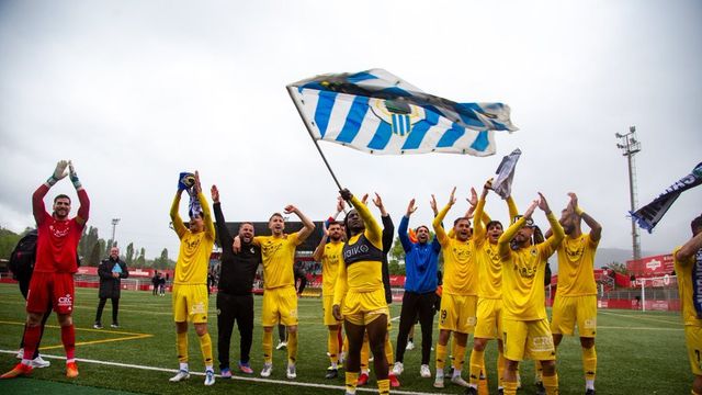 Los jugadores saludan a la afición presente tras la victoria este domingo en Vic.