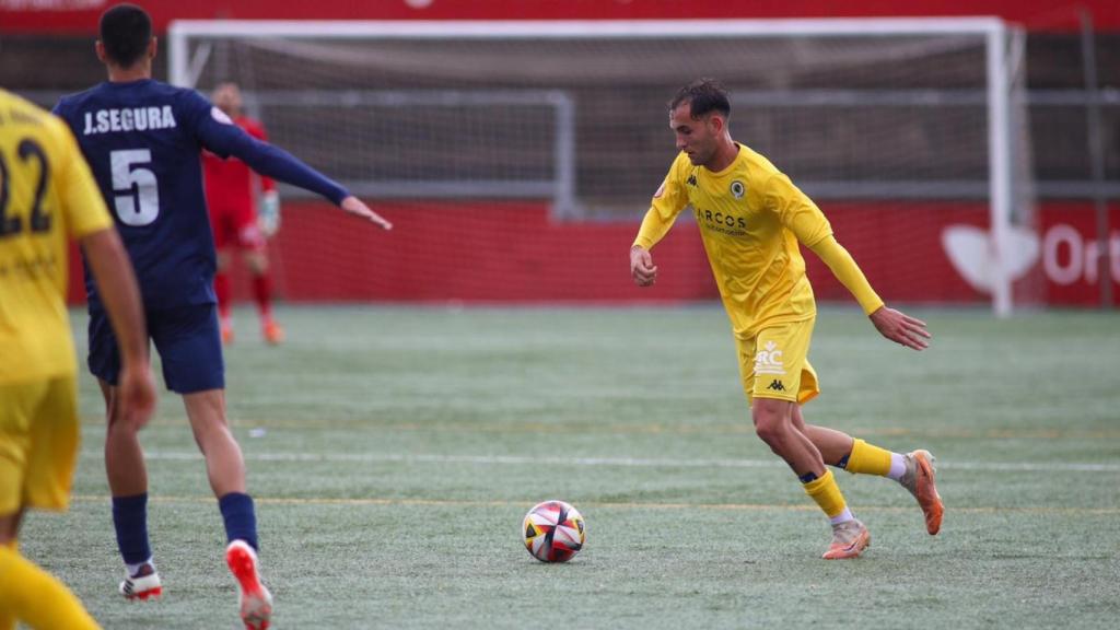 El Hércules cumple ante el Badalona (1-2).