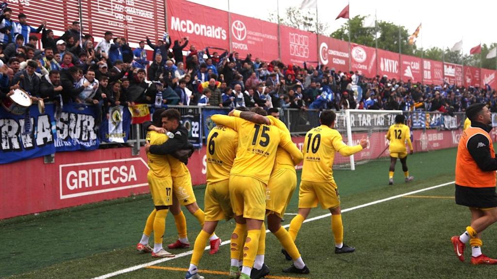 El equipo celebra en Vic la victoria ante el Badalona Futur.