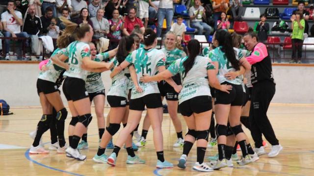 Las jugadoras del Atticgo Elche celebrando este sábado su victoria.