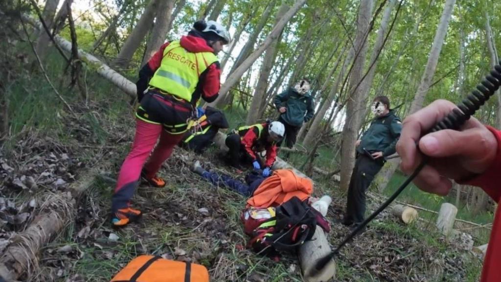 Momento del operativo para rescatar al hombre herido