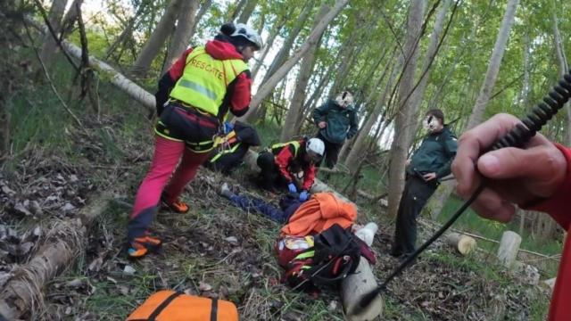 Momento del operativo para rescatar al hombre herido