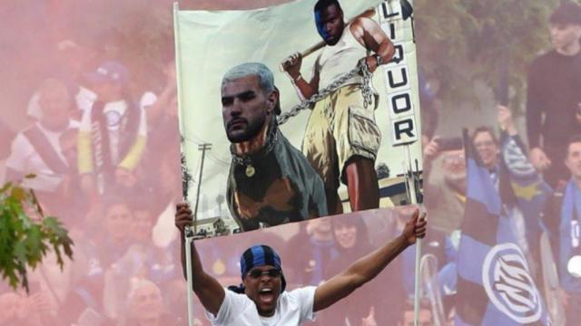 Dumfries, con la polémica pancarta.