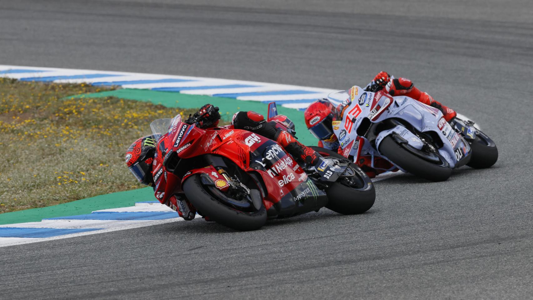 Pecco Bagnaia traza un  viraje con Marc Márquez pegado a su estela, en el circuito de Jerez-Ángel Nieto.