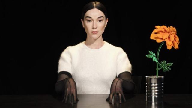 St. Vincent en una imagen promocional de su nuevo disco