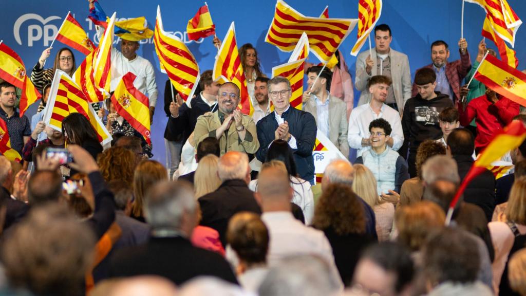 El candidato del partido a las elecciones del 12-M, Alejandro Fernández, y el presidente del PP, Alberto Núñez Feijóo.