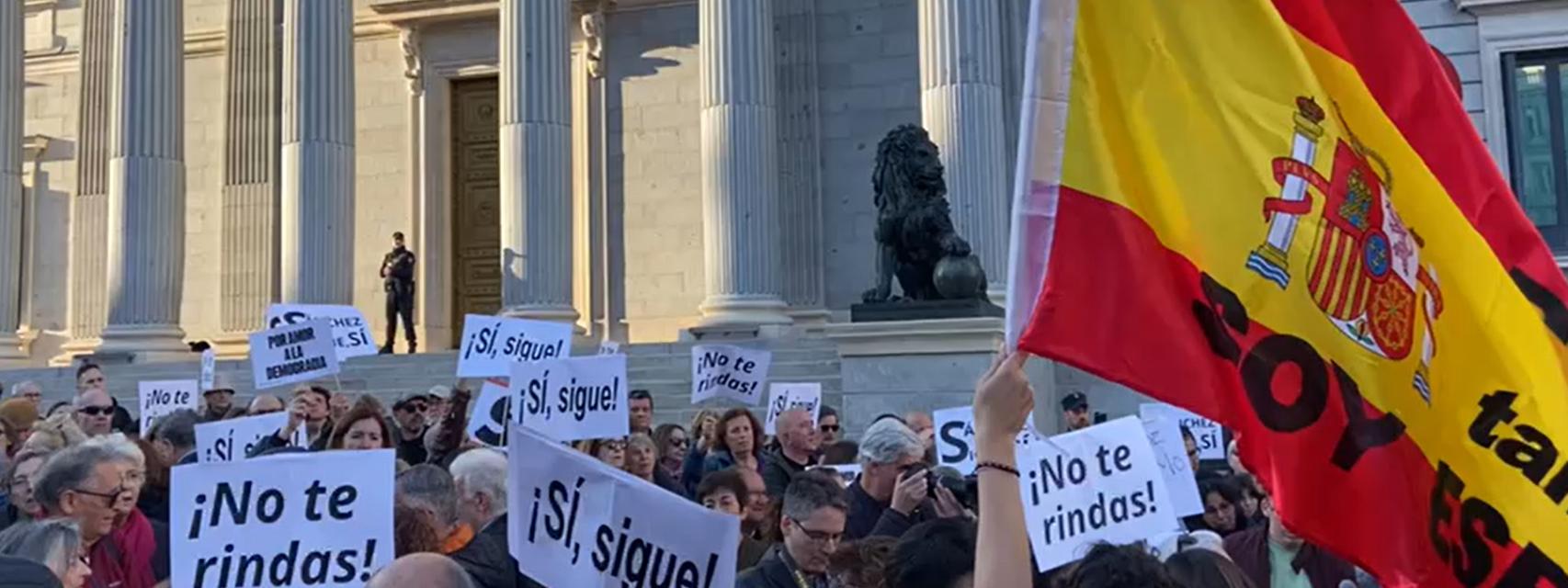 Manifestación frente al Congreso en apoyo a Sánchez.