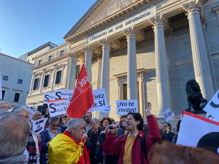 Manifestantes a las puertas del Congreso le piden a Sánchez que no deje su cargo.