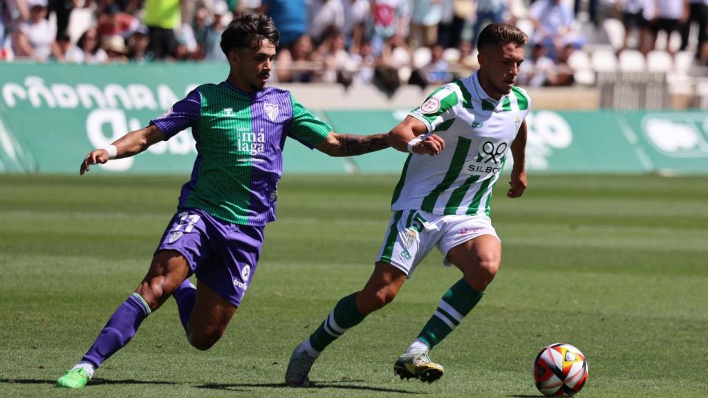 Kevin Medina durante el Córdoba vs. Málaga CF de Primera RFEF
