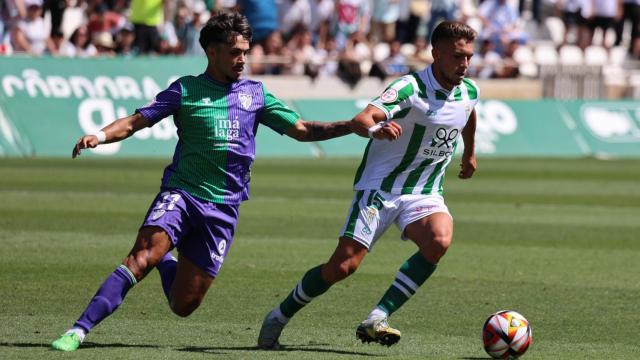 Kevin Medina durante el Córdoba vs. Málaga CF de Primera RFEF