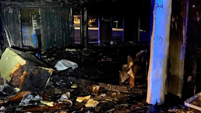 Así ha quedado el chiringuito Palm Beach de Estepona tras el incendio de esta madrugada.