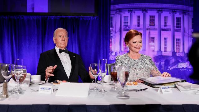 El presidente de EEUU, Joe Biden, y la presidenta de la Asociación de Corresponsales de la Casa Blanca (WHCA), Kelly O'Donnel.