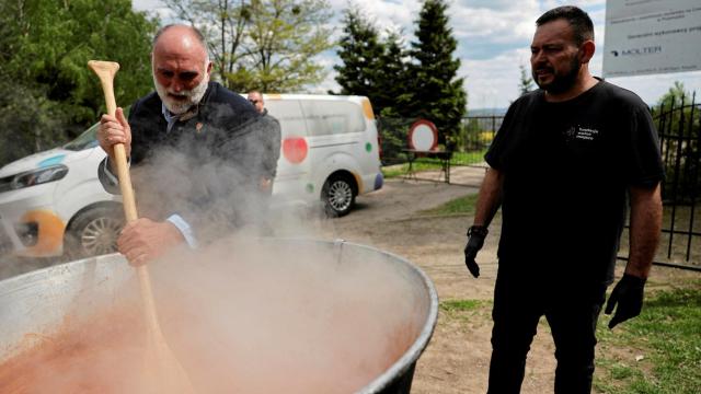 El fundador de World Central Kitchen (WCK), José Andrés, asiste al funeral del trabajador humanitario Damian Sobol, que murió en el ataque aéreo israelí en la Franja de Gaza.