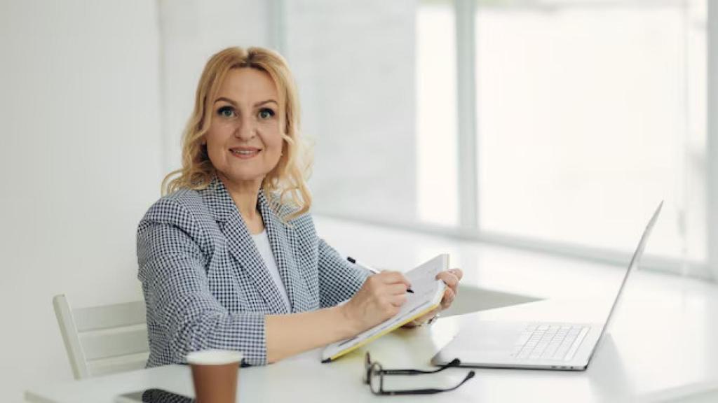 Una mujer de más de 50 trabajando.