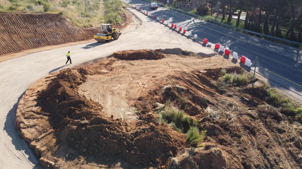 Obras en la rotonda de acceso a la Residencia Social Asistida 'San José' de Toledo