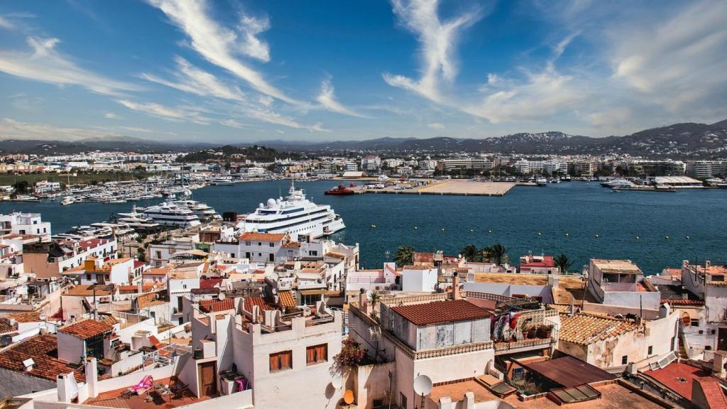 Ibiza es famosa por su vida nocturna y sus hermosas playas