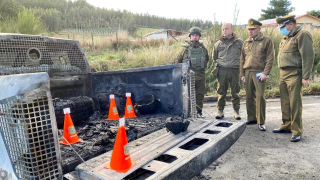 Varios carabineros inspeccionan el vehículo donde aparecieron asesinados tres compañeros, este sábado.