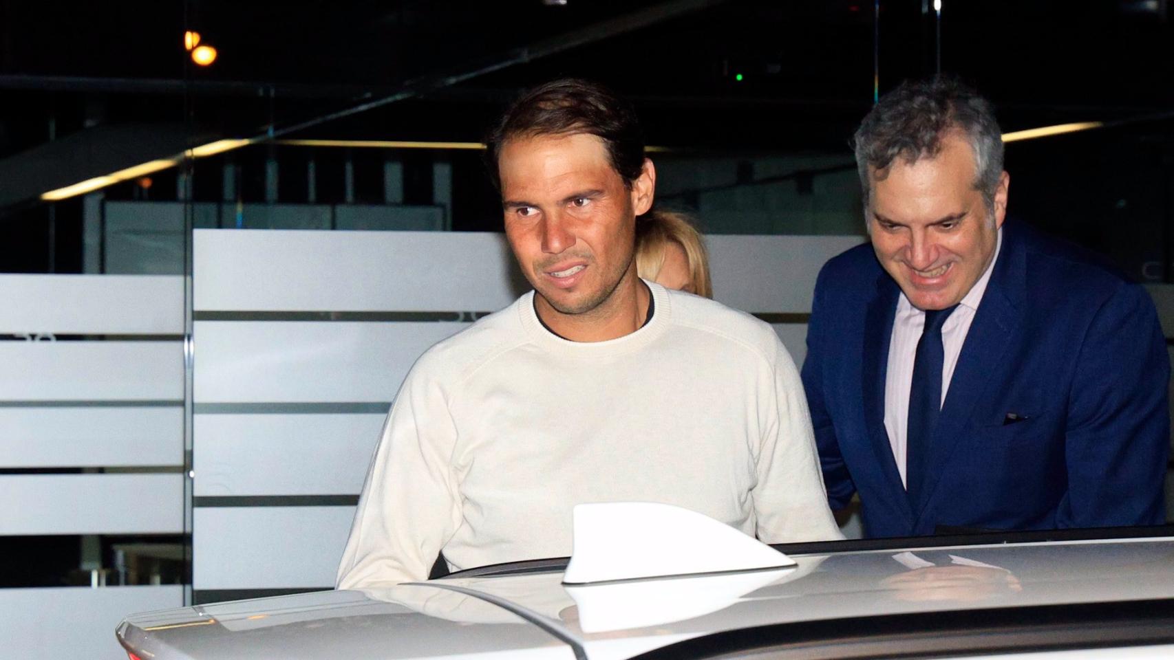 El tenista Rafa Nadal saliendo del restaurante.