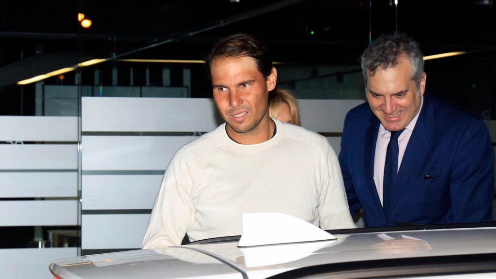 El tenista Rafa Nadal saliendo del restaurante.