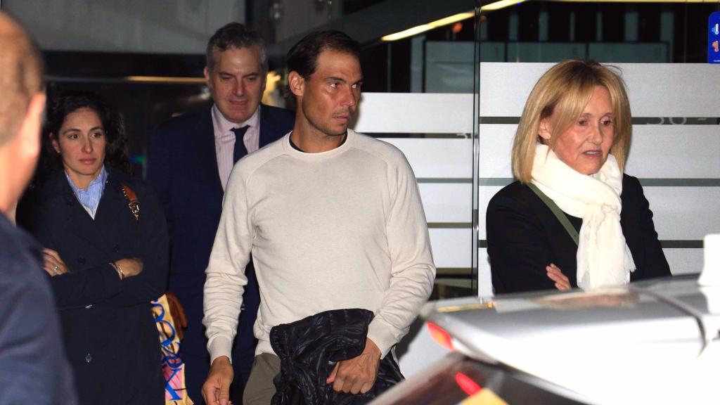 Rafa Nadal saliendo del restaurante.