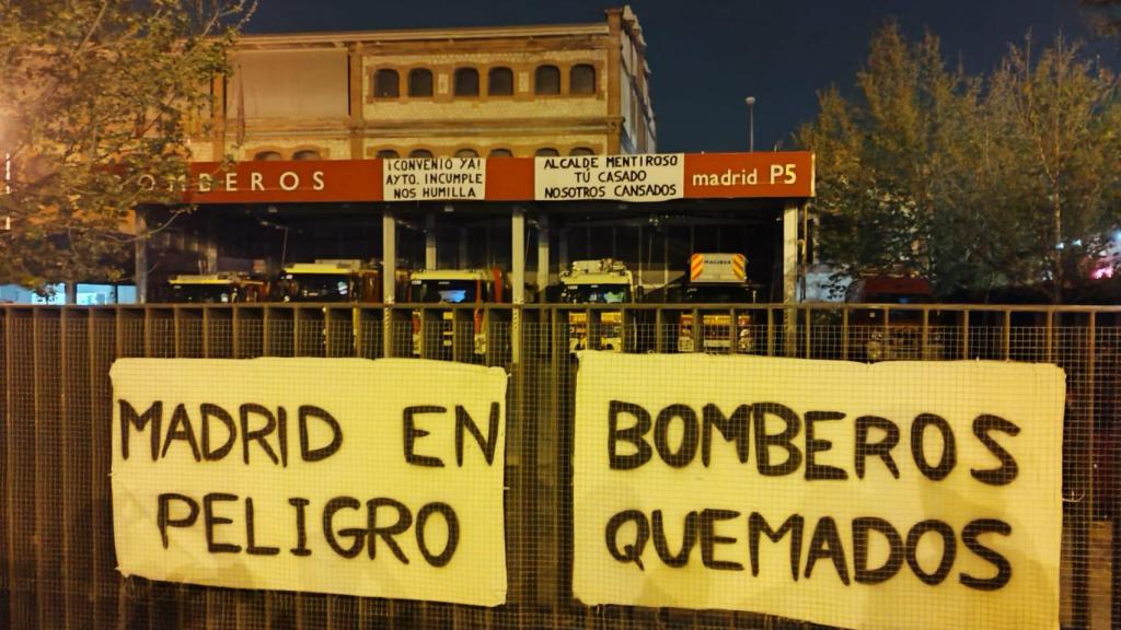 Pancartas reivindicativas en el Parque 5º de los bomberos de Madrid, en Legazpi.