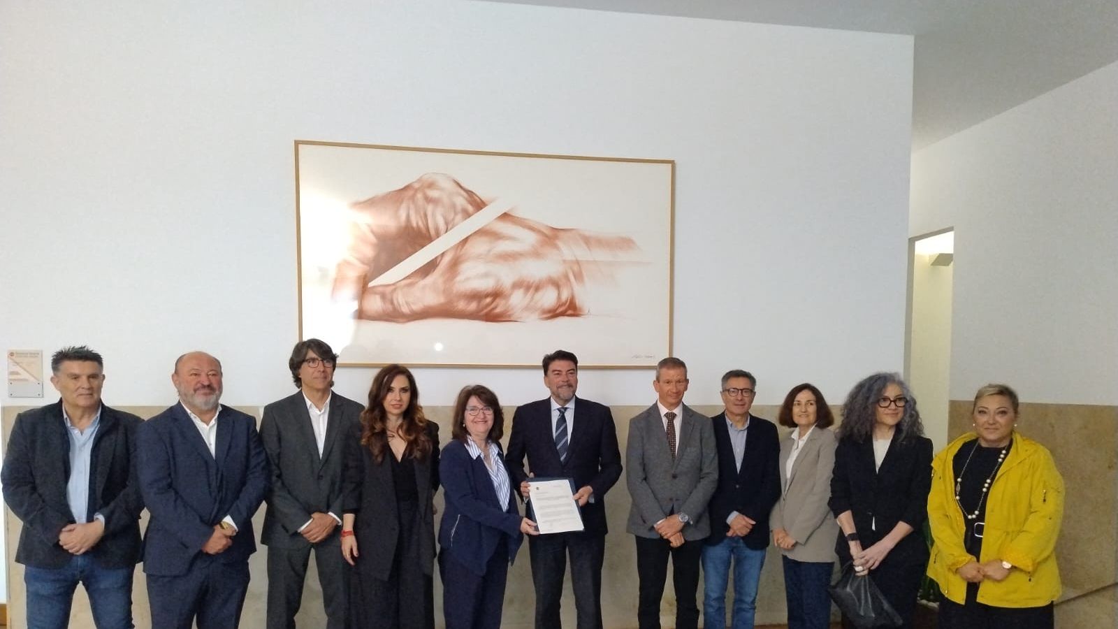 Foto de familia tras la firma del convenio para la Cátedra de Turismo de la UA en colaboración con el Ayuntamiento de Alicante.