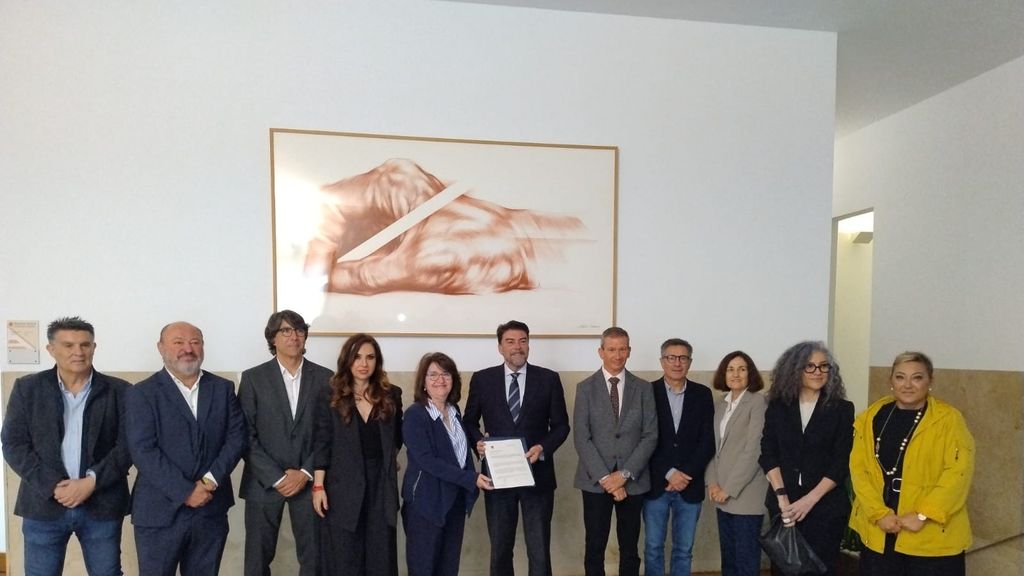 Foto de familia tras la firma del convenio para la Cátedra de Turismo de la UA en colaboración con el Ayuntamiento de Alicante.