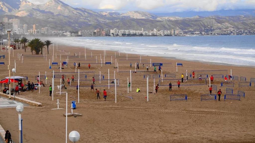 Pistas de vóley-playa en la playa de San Juan.