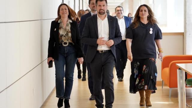 El secretario general del PSOE en Castilla y León, Luis Tudanca, a su llegada a una rueda de prensa en las Cortes
